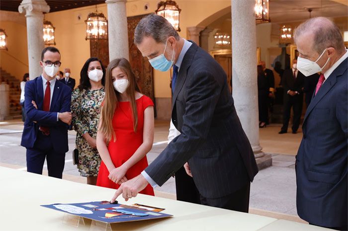 Don Felipe se encuentra con los pequeños ganadores del concurso '¿Qué es un Rey para ti?'