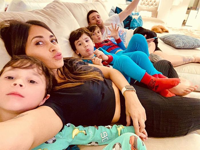 Messi y Antonela con sus hijos