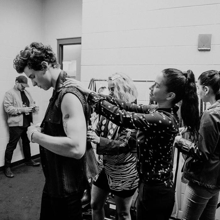 Shawn Mendes y Jocelyne Miranda en el backstage de un concierto