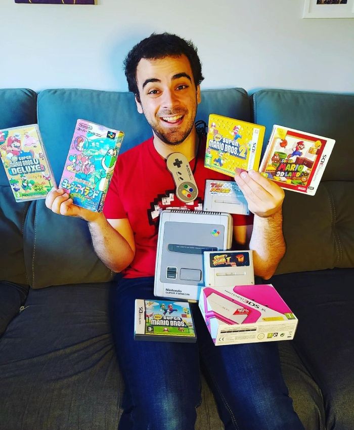 Pablo Díaz junto a unos videojuegos