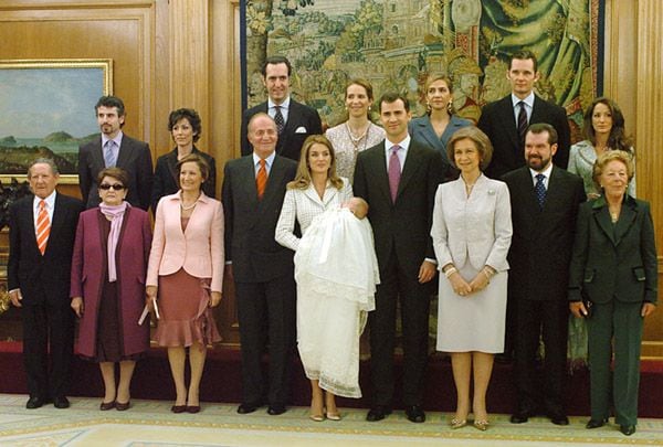 En el año 2006, se unió al resto de la familia en el bautizo de la entonces infanta Leonor, primogénita de su nieta Letizia. Estaba muy unido a los suyos y viajaba cada vez que tenía ocasión a Madrid donde se unía a su hija y nietas y disfrutaba de ellas
