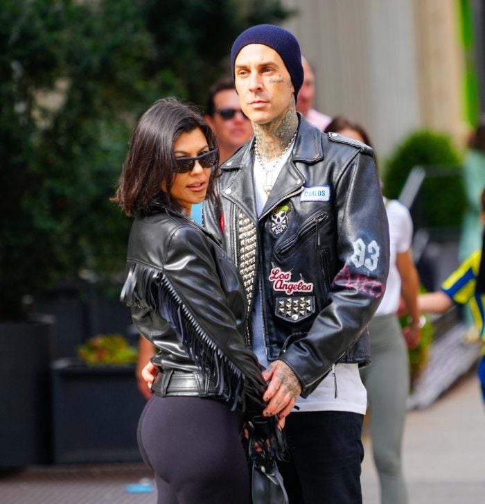 Kourtney Kardashian y Travis Beker muy cariñosos en la calle