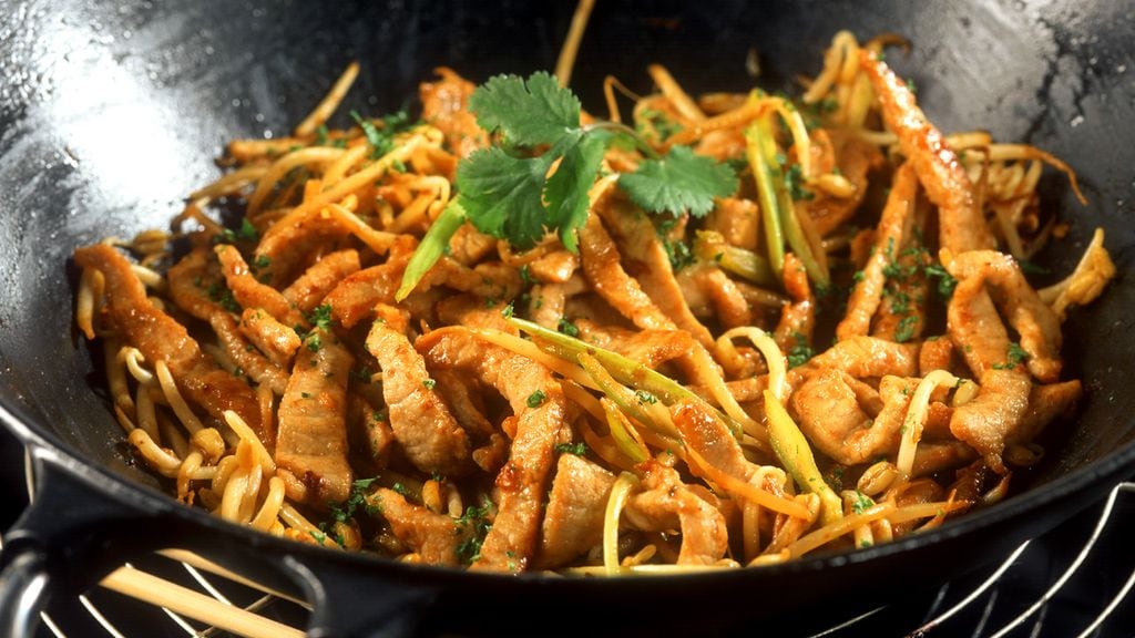 Wok de lomo de cerdo con puerros y cilantro
