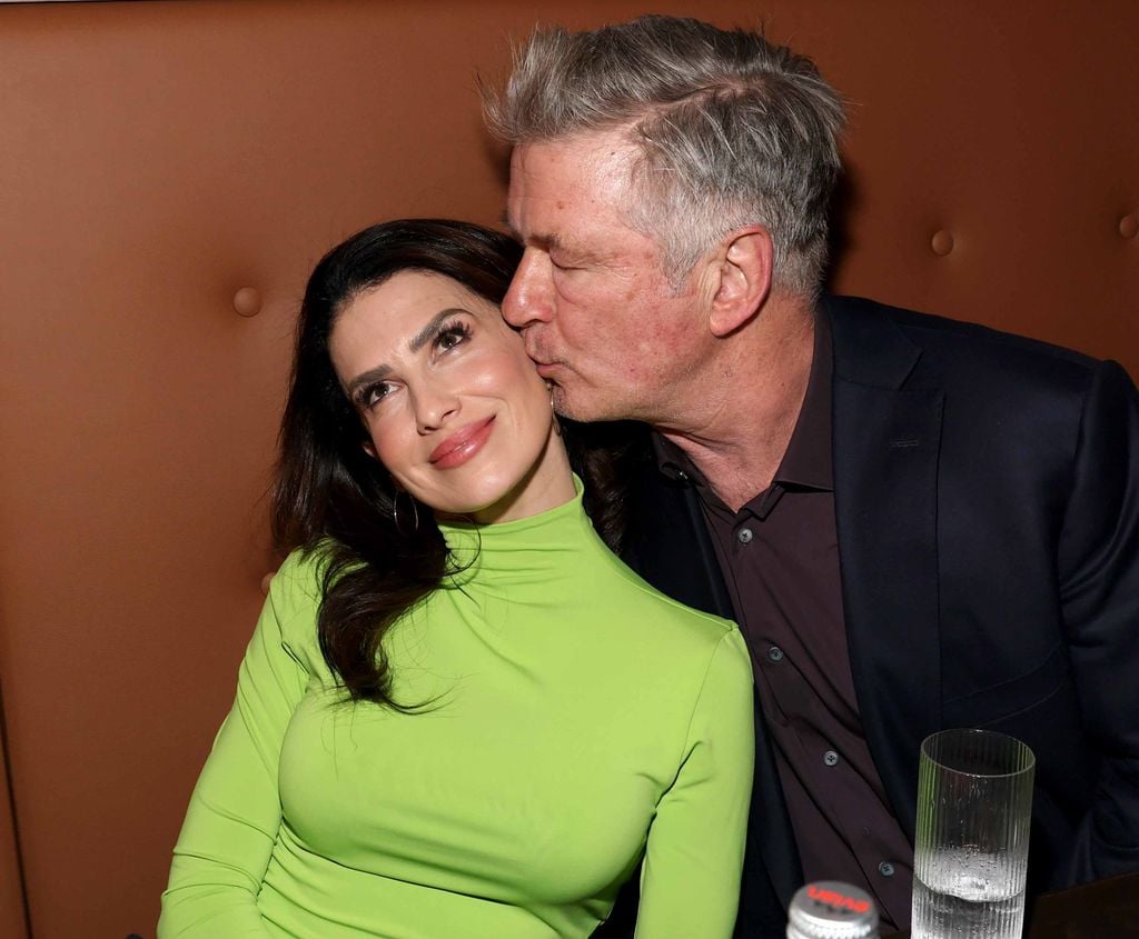 Alec e Hilaria Baldwin también derrocharon romance en su aparición en la reinauguración de Planet Hollywood en Nueva York.