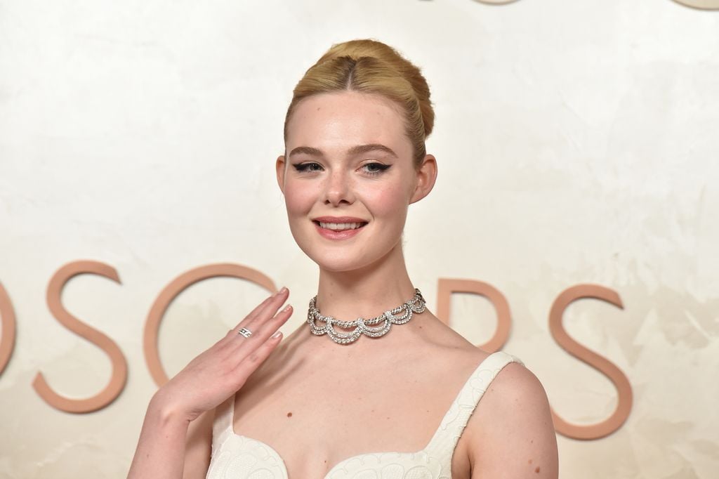 El misterioso collar de Cartier de Elle Fanning en los Premios Oscar que podría ser una tiara de Wallis Simpson