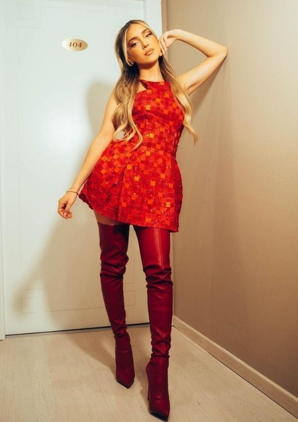 Ana Mena con look de vestido rojo y botas mosqueteras