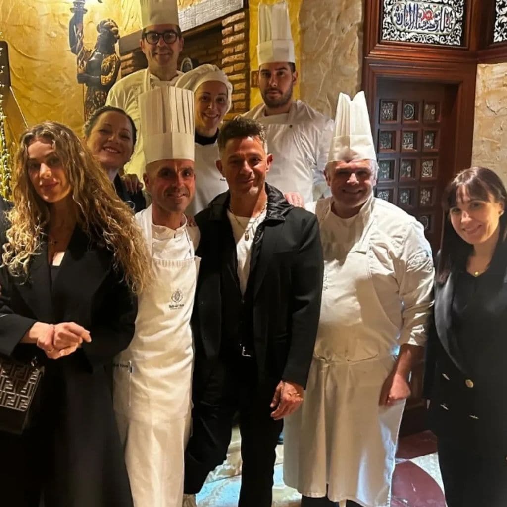 Alejandro Sanz y su novia, Candela Márquez, en un restaurante de Granada