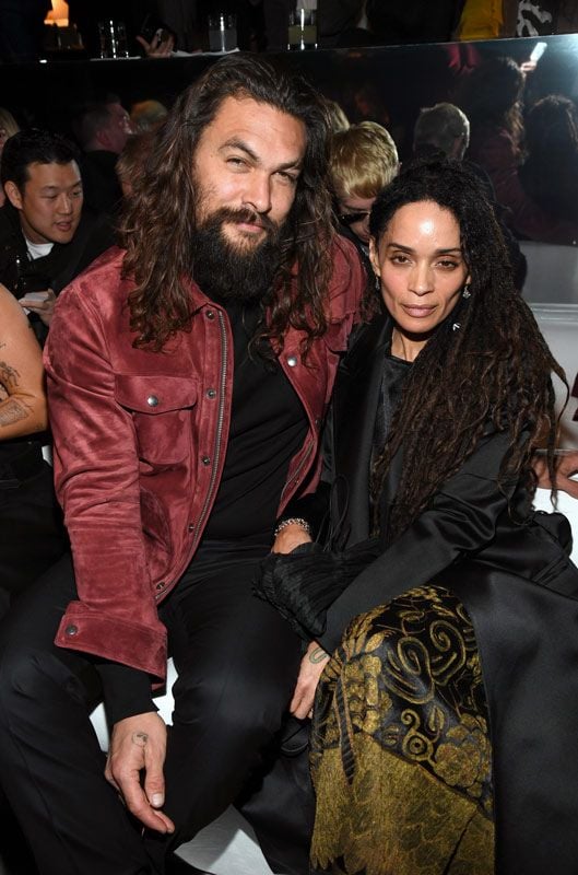 Jason Momoa y Lisa Bonet en un desfile