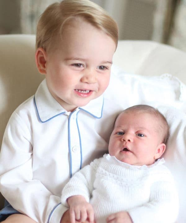 El pequeño George tiene ahora que compartir los mimos de sus padres con su hermana Charlotte
