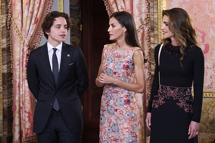 Hashem de Jordania con su madre y la reina Letizia