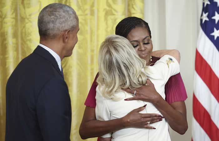 Michelle Obama y Jill Biden se abrazan