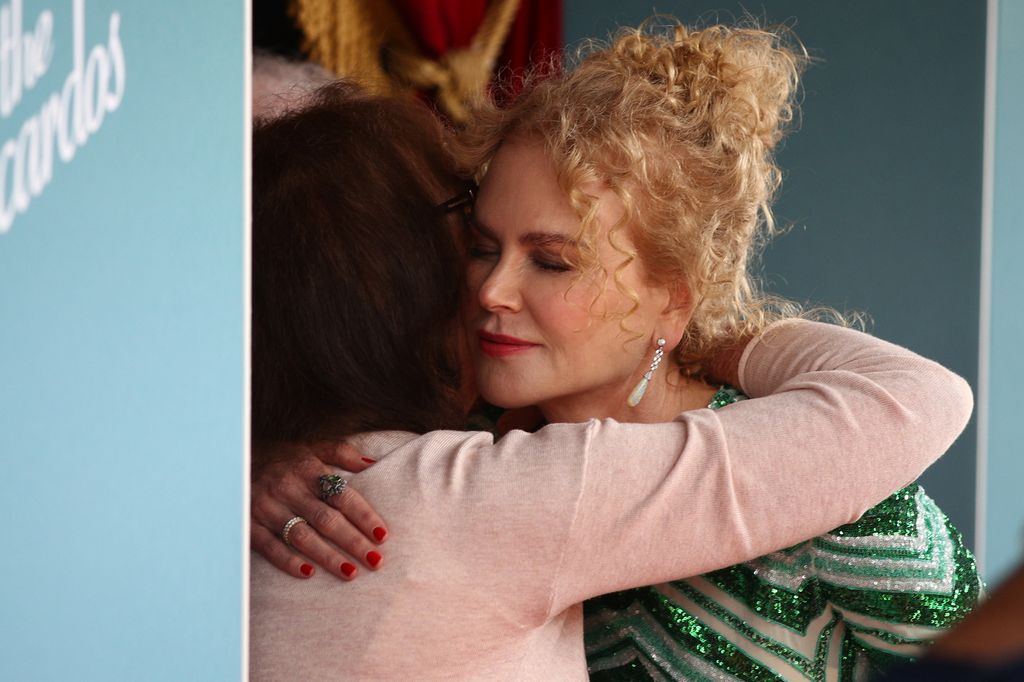 Nicole Kidman y su madre se abrazan en la première de 'Being The Ricardos', en Sídney en diciembre de 2021