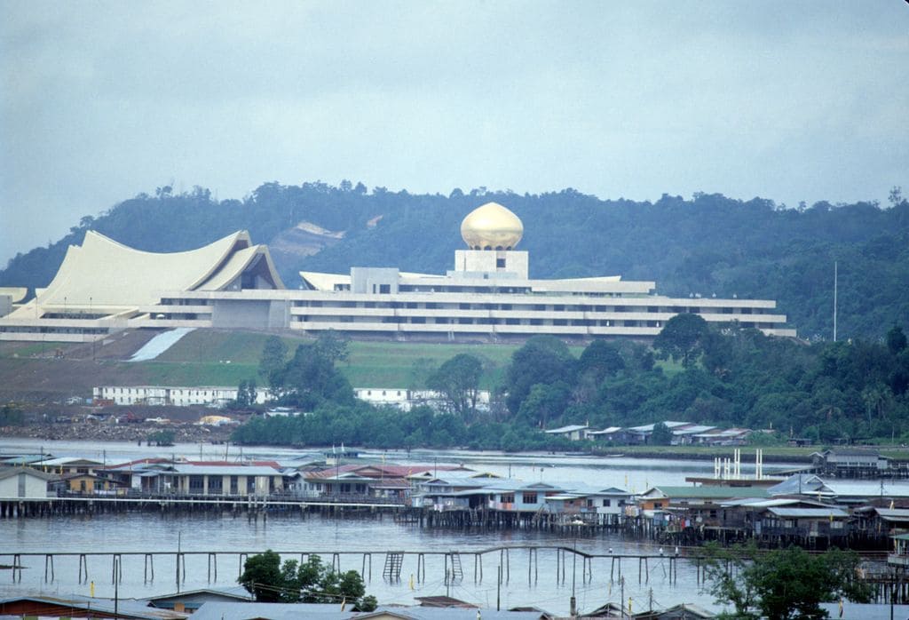 Istana Nurul Iman,  el palacio donde reside el Sultán, y que es el más grande del mundo