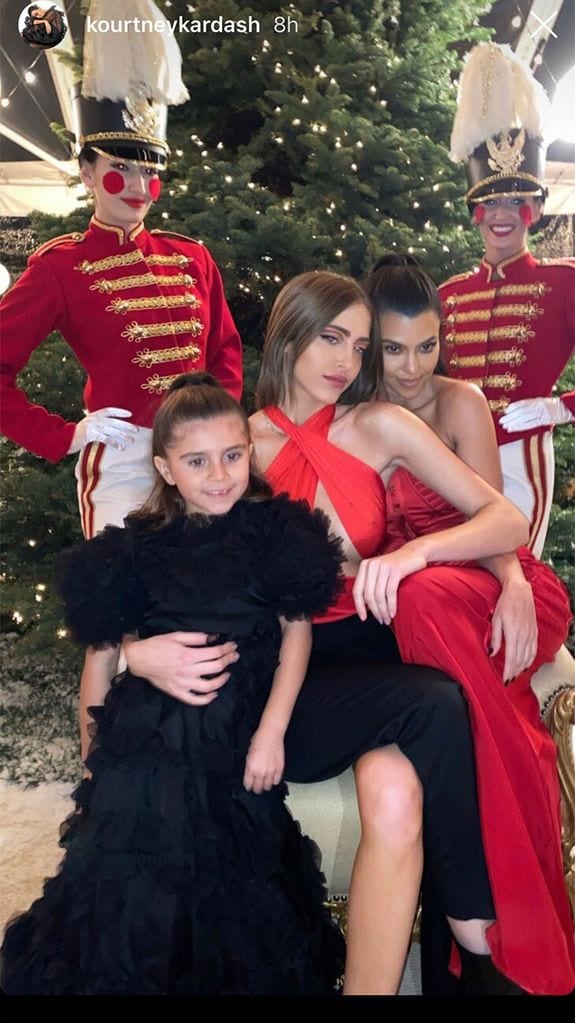 kardashianxmas8 a