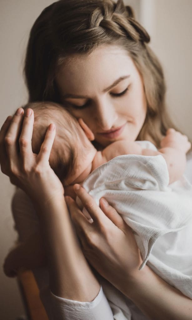 Mamá abrazando a su bebé recién nacido