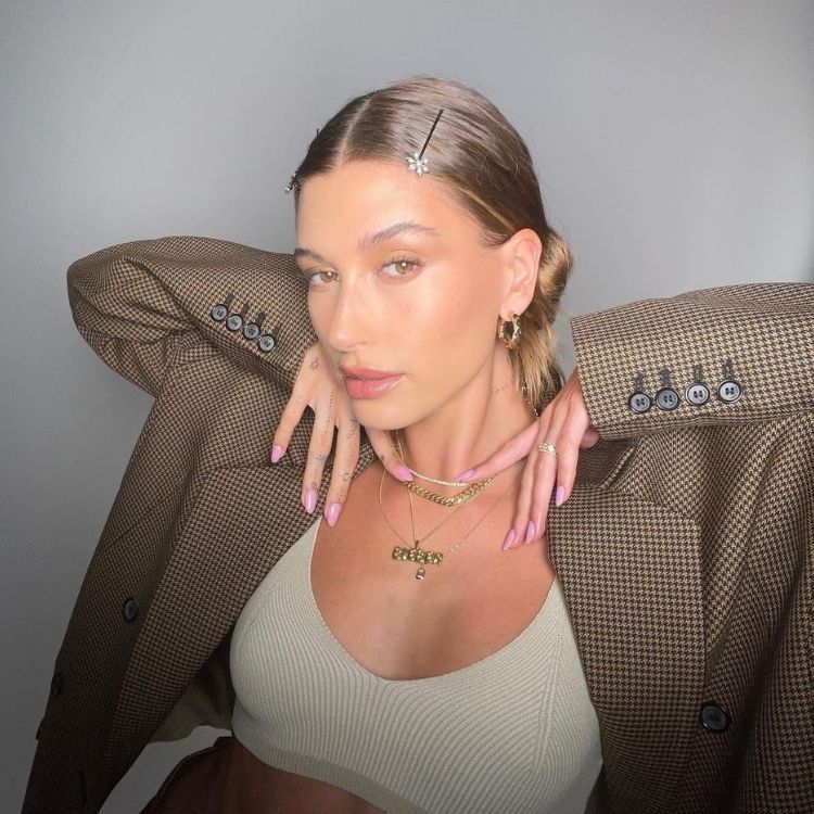 La modelo Hailey Bieber con cejas 'lion mane'