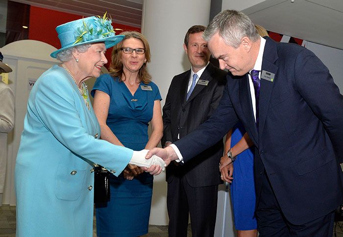 Huw Edwards, el histórico presentador de la BBC, con la reina Isabel II