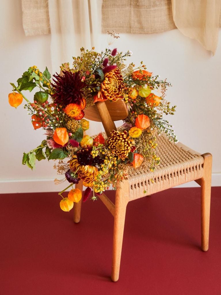 Corona de flores secas en una silla