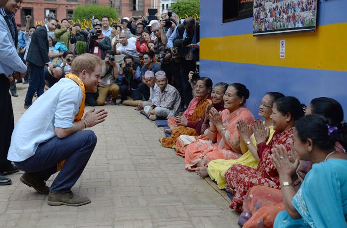 Harry saluda a unas mujeres que se encontraban en el templo de oro, durante su visita a Patan Durbar Square, un conjunto arquitectónico antiguo es Patrimonio de la Humanidad por la UNESCO
