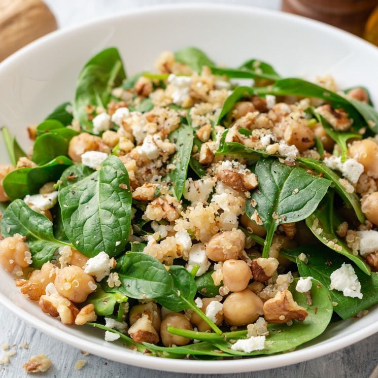 Ensalada de garbanzos, espinacas y quinoa