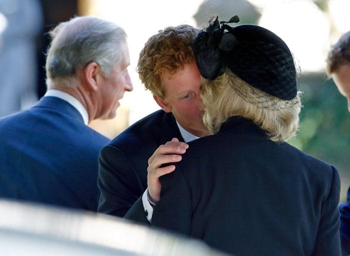 El príncipe Harry saludando a la reina Camilla