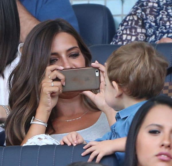 Martín posó como un auténtico modelo para la cámara de Sara, una foto que más tarde Casillas compartió en las redes sociales 
