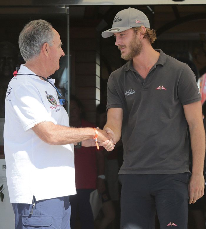 Pierre Casiraghi saludando a los responsables de la competición
