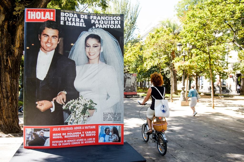 PORTADAS DE LA REVISTA HOLA EN EL PASEO DE RECOLETOS CON MOTIVO DE SU 70 ANIVERSARIO. En la foto: Isabel Pantoja y Paquirri 04/09/2014 MADRID