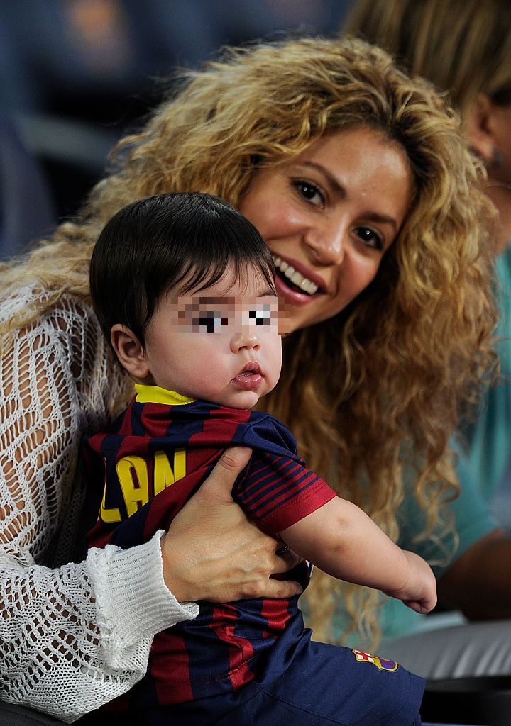 Shakira con su hijo mayor Milan, a los pocos meses de nacer, en el Camp Nou