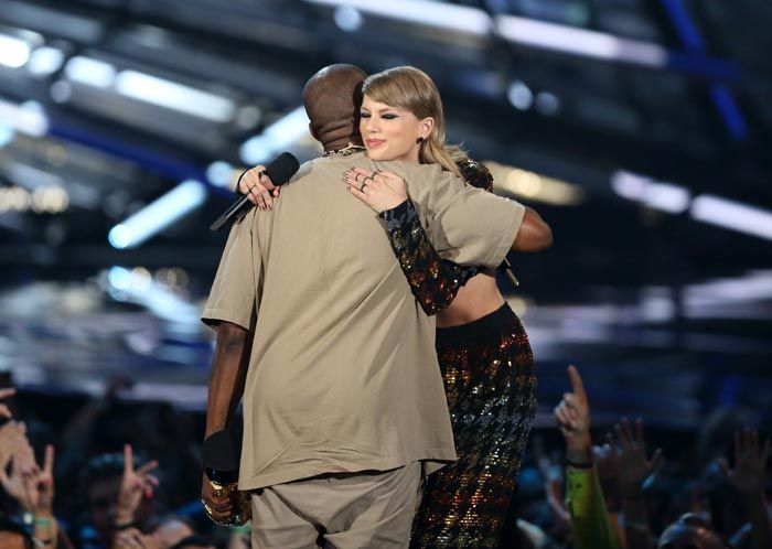 Kanye y Taylor hicieron las paces, se ve en este imagen de 2015, tras la polémica en la entrega de los premios MTV video en 2009, cuando Kanye interrumpió el discurso de Taylor
