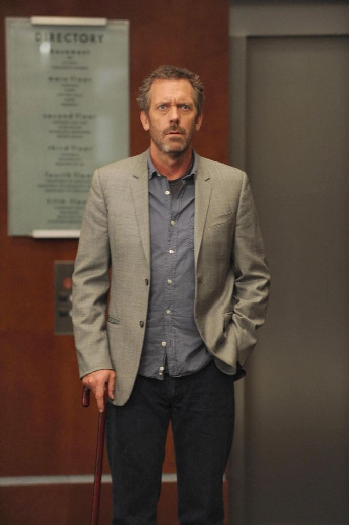 Hugh Laurie interpreta al peculiar dr. House en la famosa serie