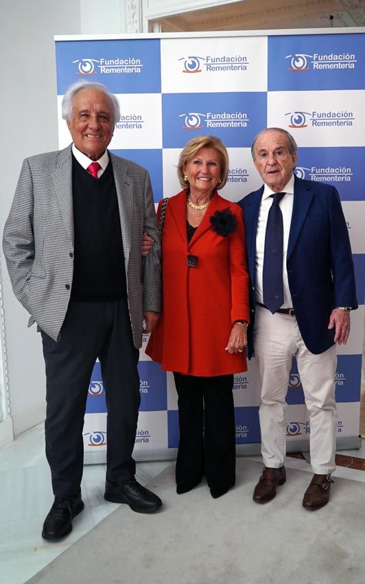 José María García y Raúl del Pozo con Mariluz Capelo, en el aniversario de la Fundación Rementería