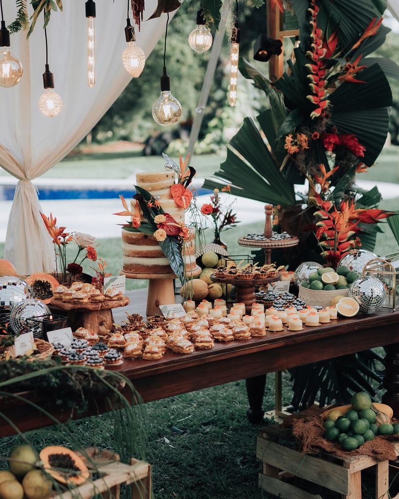 Decoración de bodas con frutas y verduras tropicales