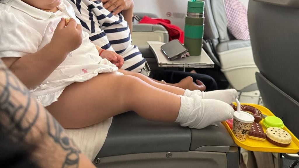 Cazzu publicó esta adorable foto de su hija Inti en medio de un viaje en avión.