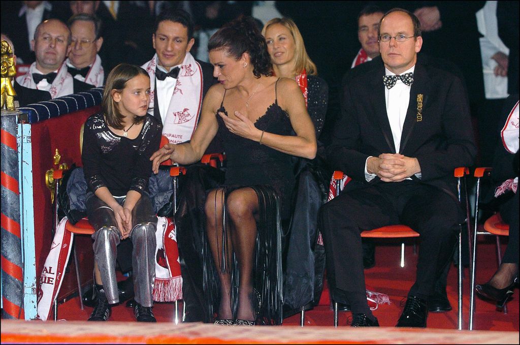 Estefanía de Mónaco, Pauline Ducruet y el príncipe Alberto en el Festival de circo de Mónaco de 2004