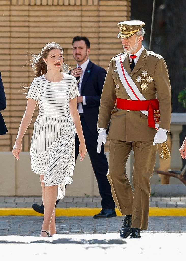 El rey Felipe VI y la infanta Sofía durante la entrega de los despachos de empleo en la academia general militar de Zaragoza, 3 de julio de 2024
