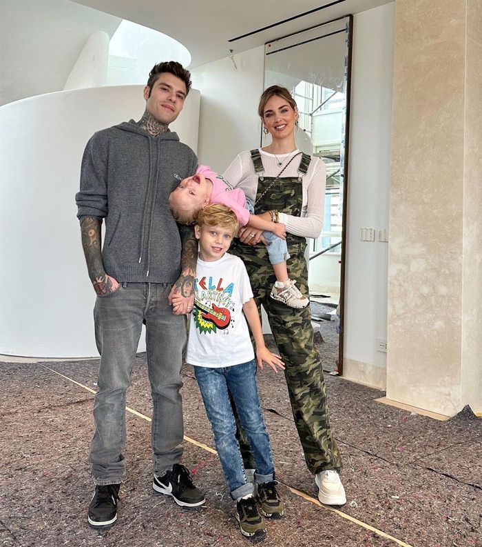 Chiara y Fedez con sus hijos en su nueva casa