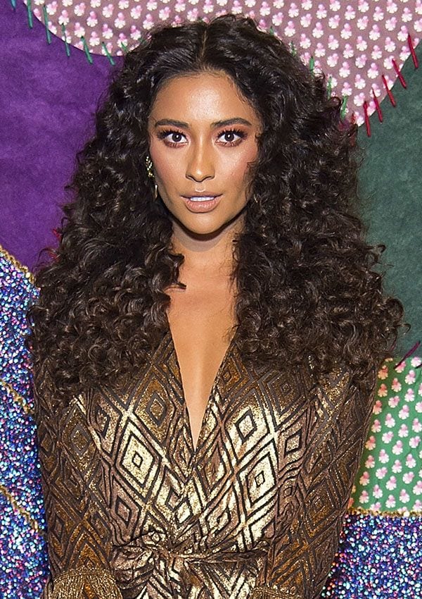 shay mitchell pelo afro