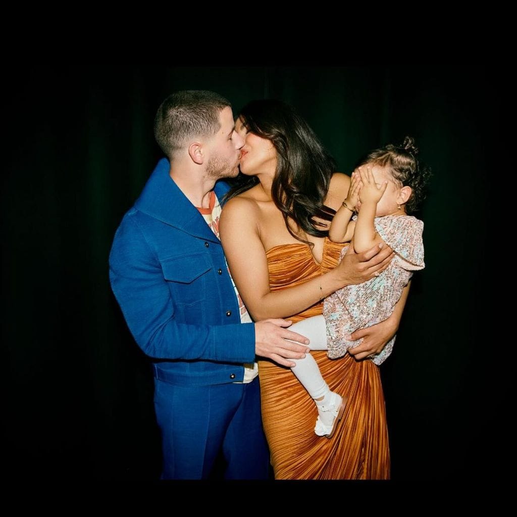 Nick Jonas y Priyanka Chopra con su hija Mati en el concierto de los Jonas Brothers en el O2 Arena de Londres, septiembre de 2024