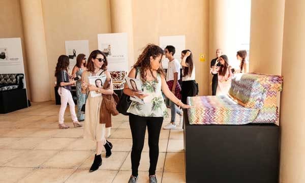 La exposición 'Encuentros con la moda española', organizada por la firma Roche Bobois (roche-bobois.com) recauda fondos para la ONG OAfrica.
