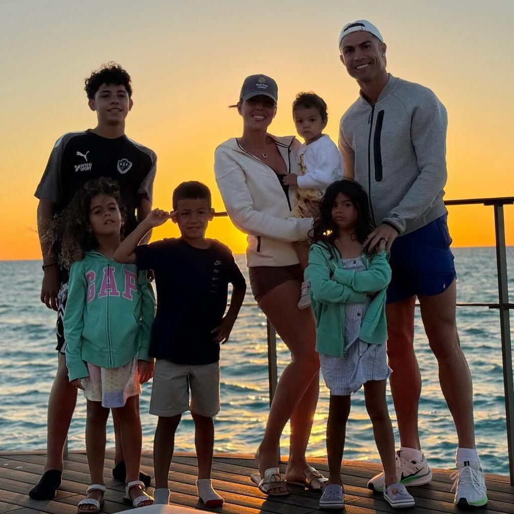 Georgina Rodríguez y Cristiano Ronaldo con sus hijos