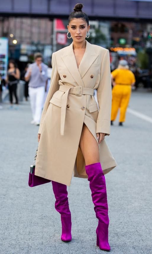look de street style de vestido gabardina beige y botas altas purpura