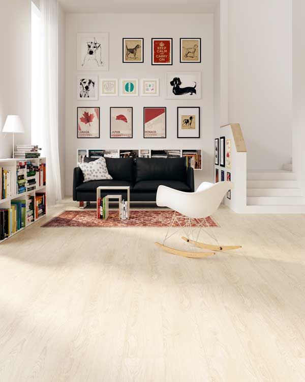 Un material natural que adquiere la apariencia de otro. Es decir, un linóleo que se viste de madera, lo que permite su uso en todas las estancias (incluso la cocina y el baño) y un plus de dureza y durabilidad. Naturecore de DLW Flooring (dlwflooring.com).
