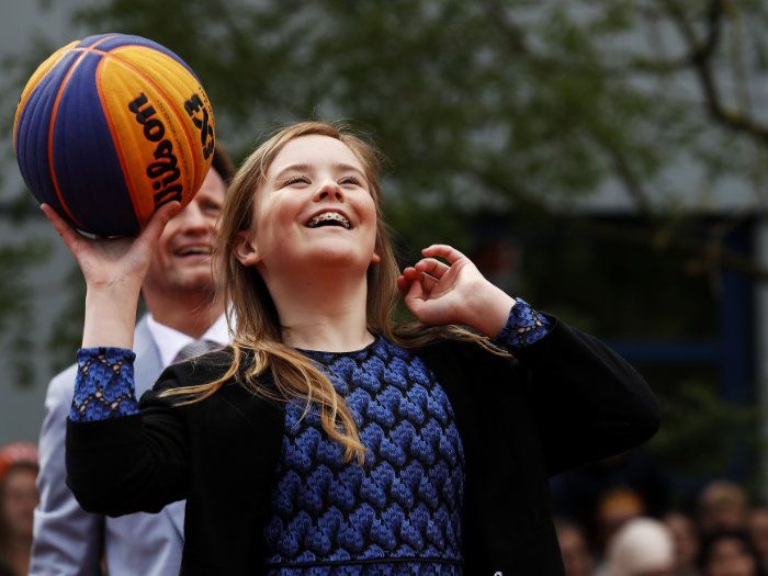 Ariane de los Países Bajos jugando al baloncesto 