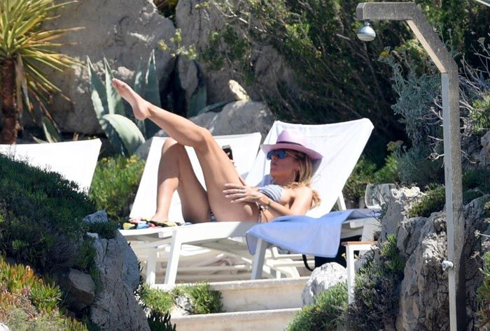 Heidi Klum se relaja tomando el sol en la piscina del exclusivo hotel Eden Roc en Cap DAntibes
