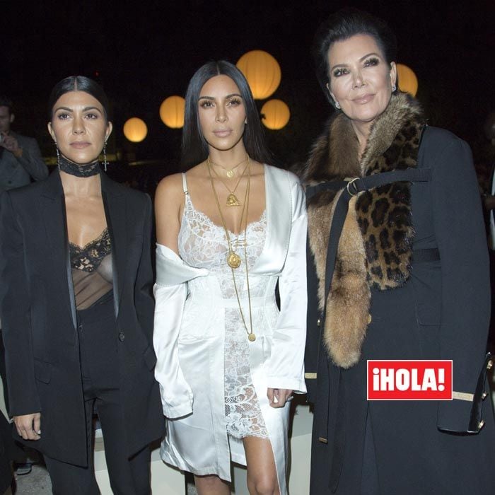 La socialité ha estado en los desfiles de París con su madre Kris y sus hermanas Kourtney y Kendall
