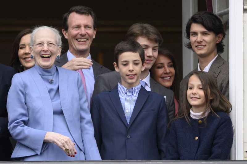 Margarita de Dinamarca con Joaquín y Marie de Dinamarca y sus nietos