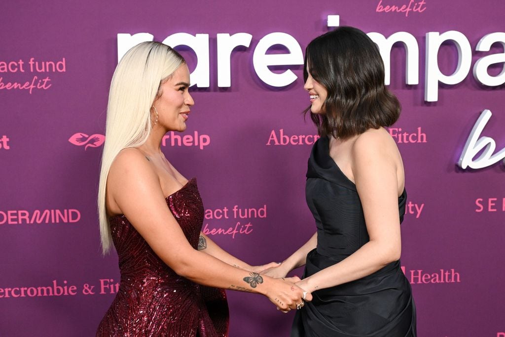 En su encuentro en la alfombra roja, las amigas se tomaron un tiempo para saludarse antes de la presentación de la colombiana en la gala