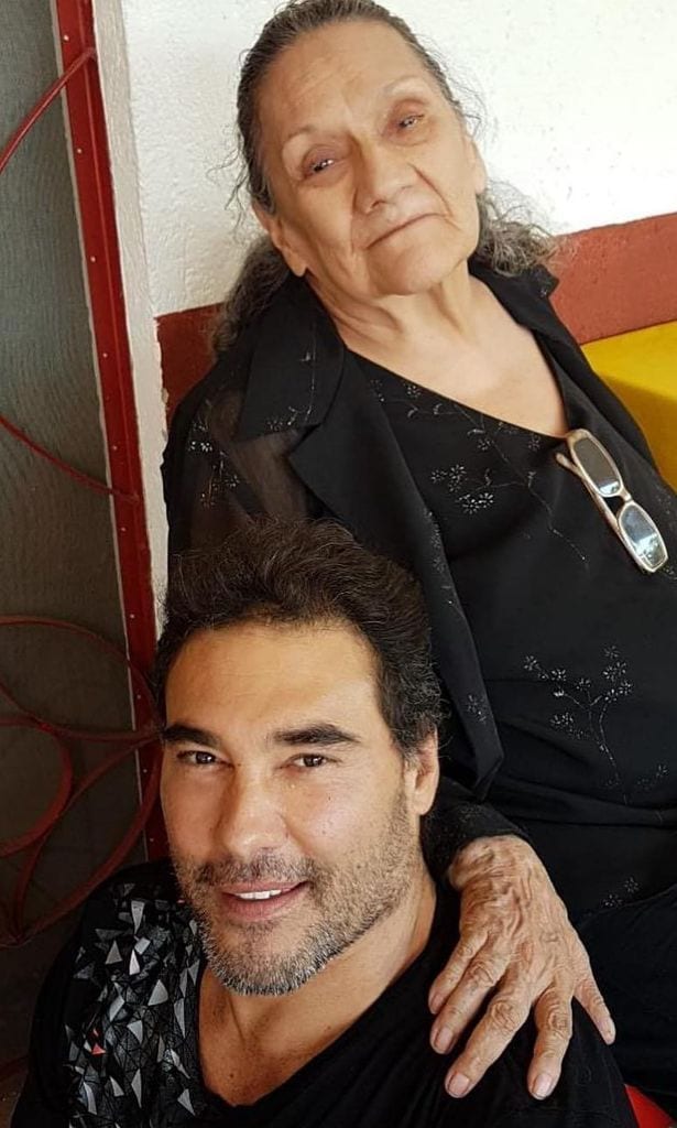 Eduardo Yáñez y su madre