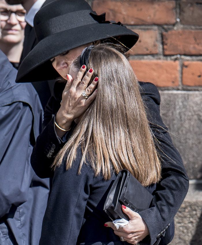 Mary de Dinamarca consuela a su hija en el funeral de los hijos del dueño de ASOS